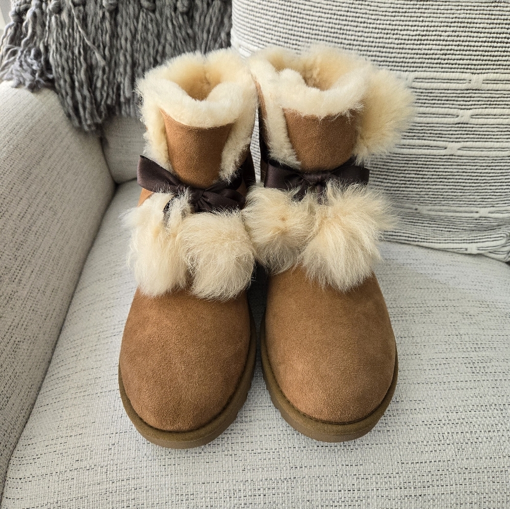 Ugg - Kita (short with pom pom)